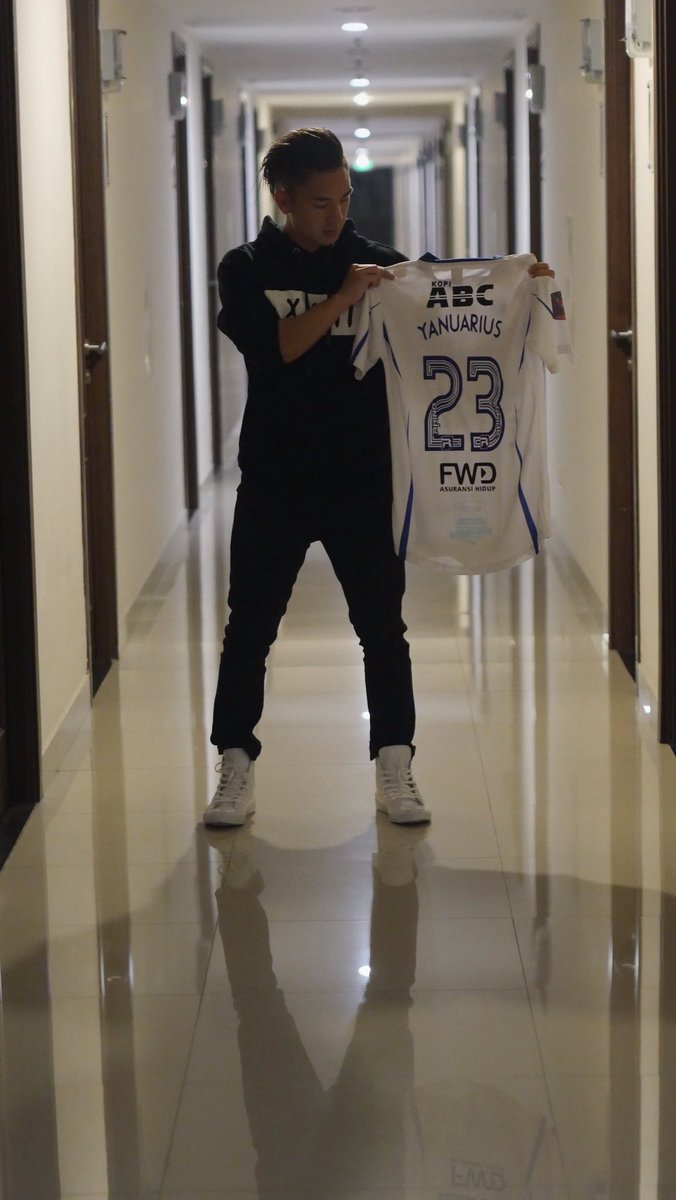 KimKurniawan's tweet photo. Sesuai janjiku ini adalah jersey buat kamu Yanu! Semoga kamu suka dengan jersey ini dan hadiah2 lainnya! 🙏🏻❤ https://t.co/qh6vg4RmBR