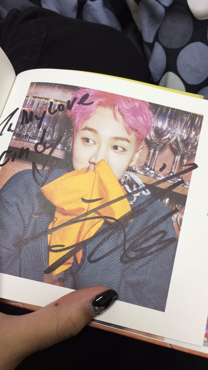 HI5HLI5HT_'s tweet photo. apparently, i wanted highlight to write "내 사랑 cindy" for the fansign. kikwang knew i was singaporean and translated it to english for me. https://t.co/o3PmzuHUtN