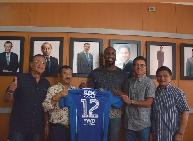 Sport_Satu's tweet photo. Persib Memperkenalkan, Carlton Cole Pakai Nomor 12 https://t.co/taSt3teumZ https://t.co/PCa3UYayee