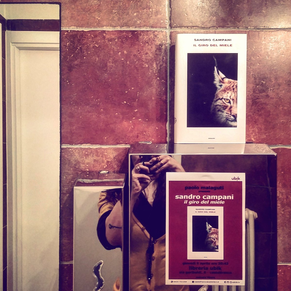 Ci sono libri per scappare e libri per inquadrare la realtà. Poi, ci sono i libri che non ti chiedono di scegliere e tu puoi farle entrambe.