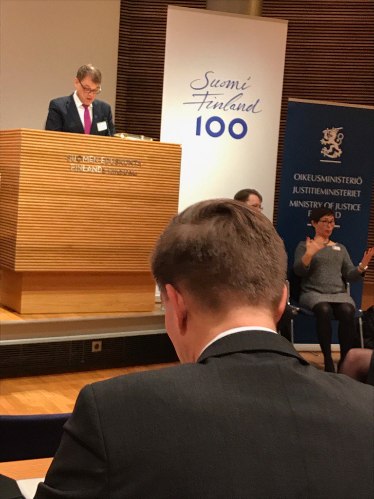 Statsminister Sipilä öppnar riksdagens demokratiseminarium. Magma synligt med i programmet.