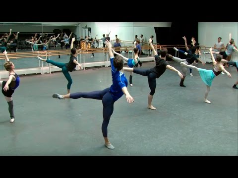 uniqueexercise's tweet photo. The Royal Ballet Class (centre) – World Ballet Day 2015 - https://t.co/h7vBtB8gvs https://t.co/6PJhNIou8i