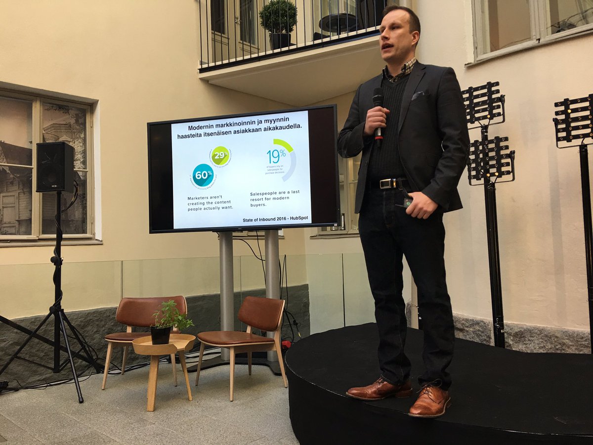 Markkinoijat eivät tuota sellaista sisältöä, josta asiakkaat innostuvat, kertoo <a href="/SaniLeino/">Sani Leino</a> Hubspotin tutkimuksesta #b2baamu #markkinointi