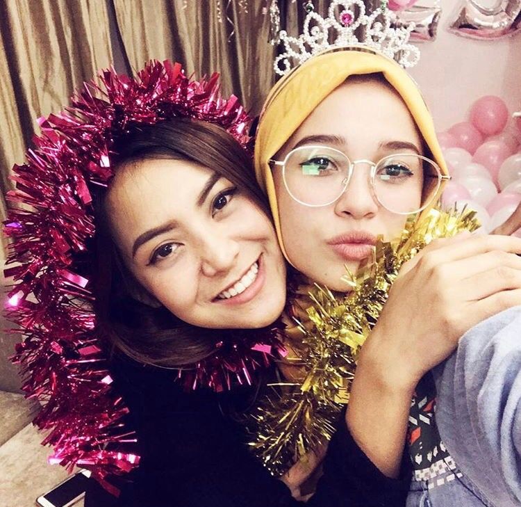 rotikaya's tweet photo. Comel je dua-dua ni, Emma Maembong dan Mawar Rashid 😋 https://t.co/TvfBb0WH74