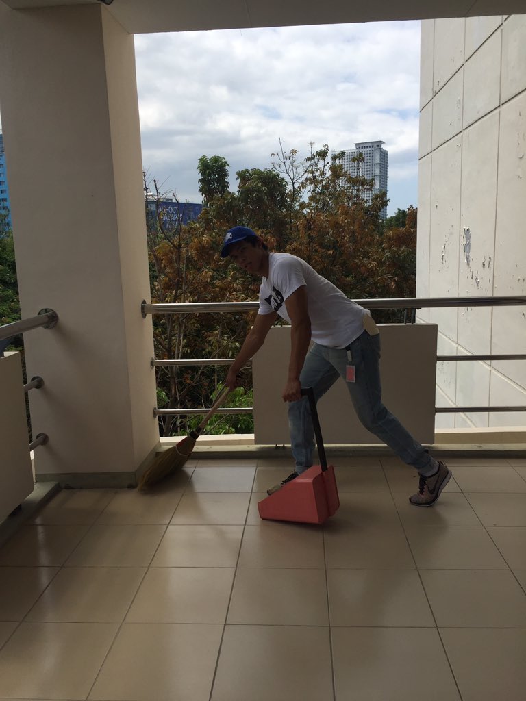 ThirdyRavenaaa's tweet photo. Manong T-Ravs the hardworking janitor at your service #SipagAtTiyaga https://t.co/ifYsbhioNd