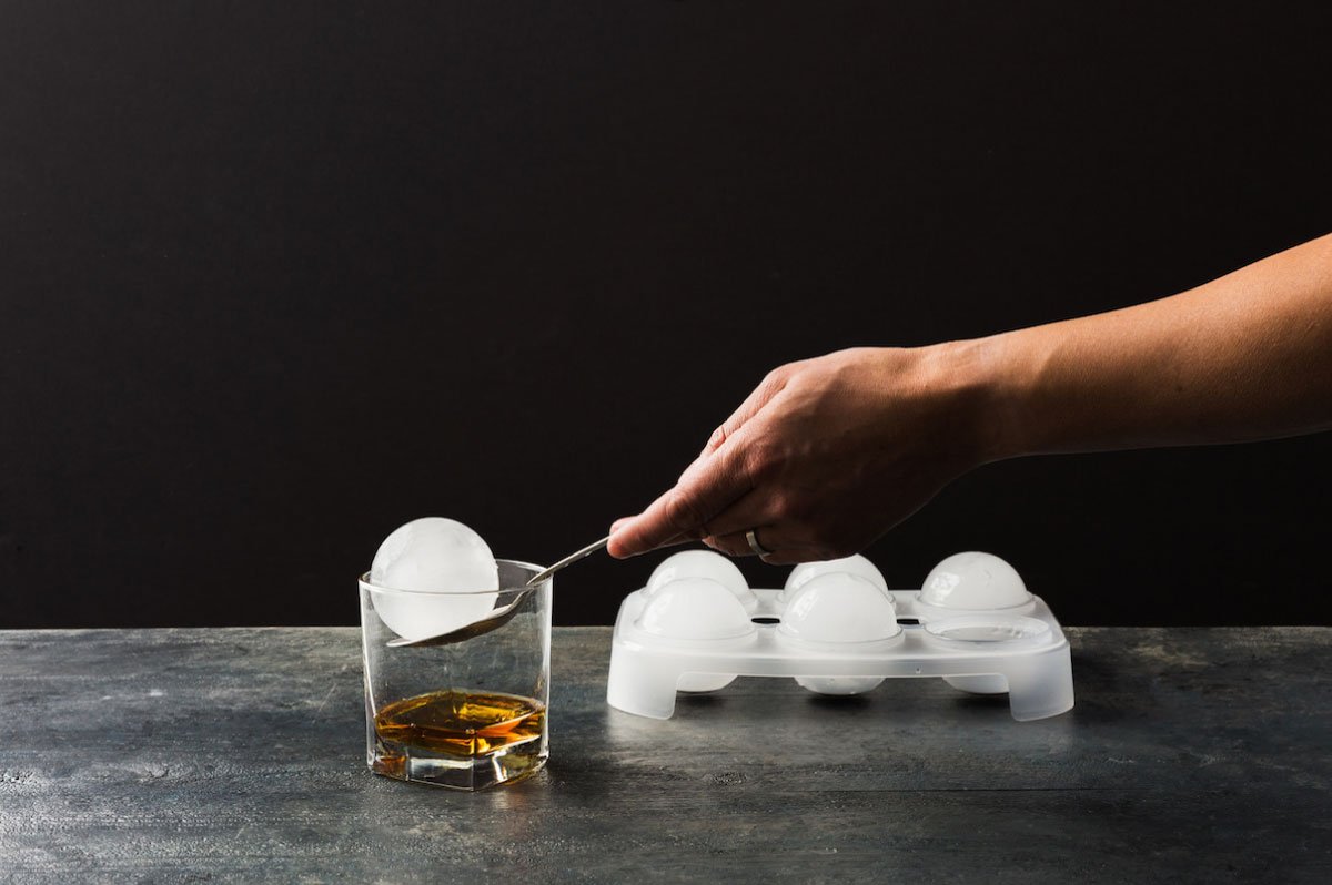 superblymedia's tweet photo. Sveres Jumbo Ice Balls: Perfekt für kühle Getränke - Absolut, warum sollten es auch immer Würfel sein. | @superblymedia #eiswürfel #whiskey https://t.co/lMgVu3UwKD
