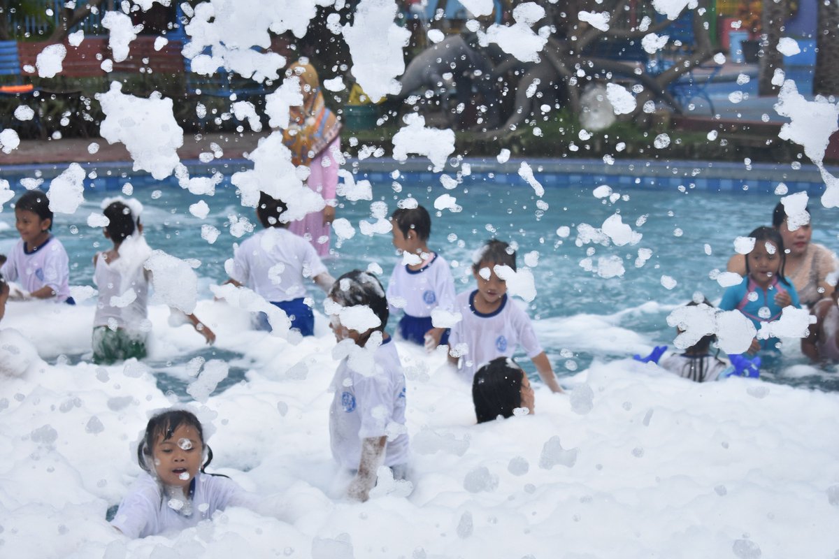 SuncityW's tweet photo. SNOW PARTY 🎉🎉
nihh yg favorite bangett buat Sahabat Suncity Waterpark Sidoarjo 😍😘 .
#suncitywaterparksidoarjo 
#swimmingpool 
#snowparty https://t.co/EWytyIhiN5
