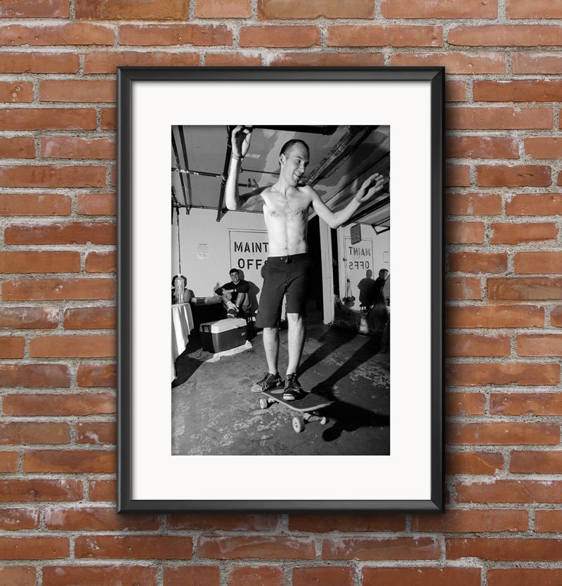 stafmagazine's tweet photo. Las obras del mitico fotografo #MikiVuckovich ya estan disponibles en #stafshop - https://t.co/BrS3Rrva2I - foto de #IanMackaye patinando https://t.co/Dwse63ySCC