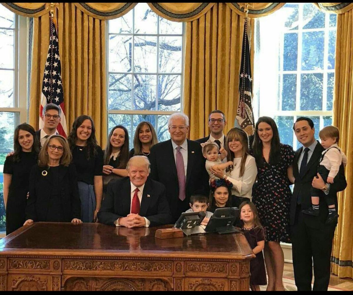 izikla32's tweet image. מזל טוייב מזל טוייב.

המשפוחה המורחבת של #שגריר #ישראל  ב#ארצות הברית בתמונה משותפת עם הנשיא #טראמפ לאחר הצהרת האמונים