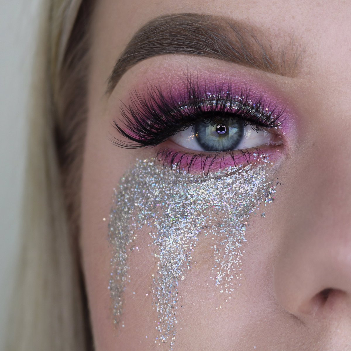 Glitters 😍 I used the <a href="/NyxCosmetics/">NYX Pro Makeup US</a> face and body glitter in 06 😍