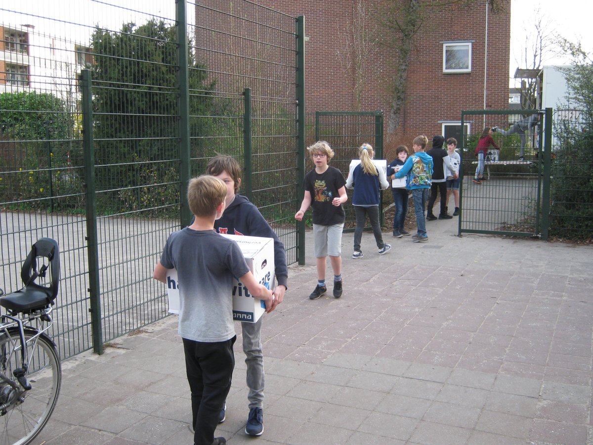 Groep 8A helpt mee alle ingezamelde kleding in de vrachtwagen te zetten. Op weg naar de kledingbank die hoort bij de voedselbank.