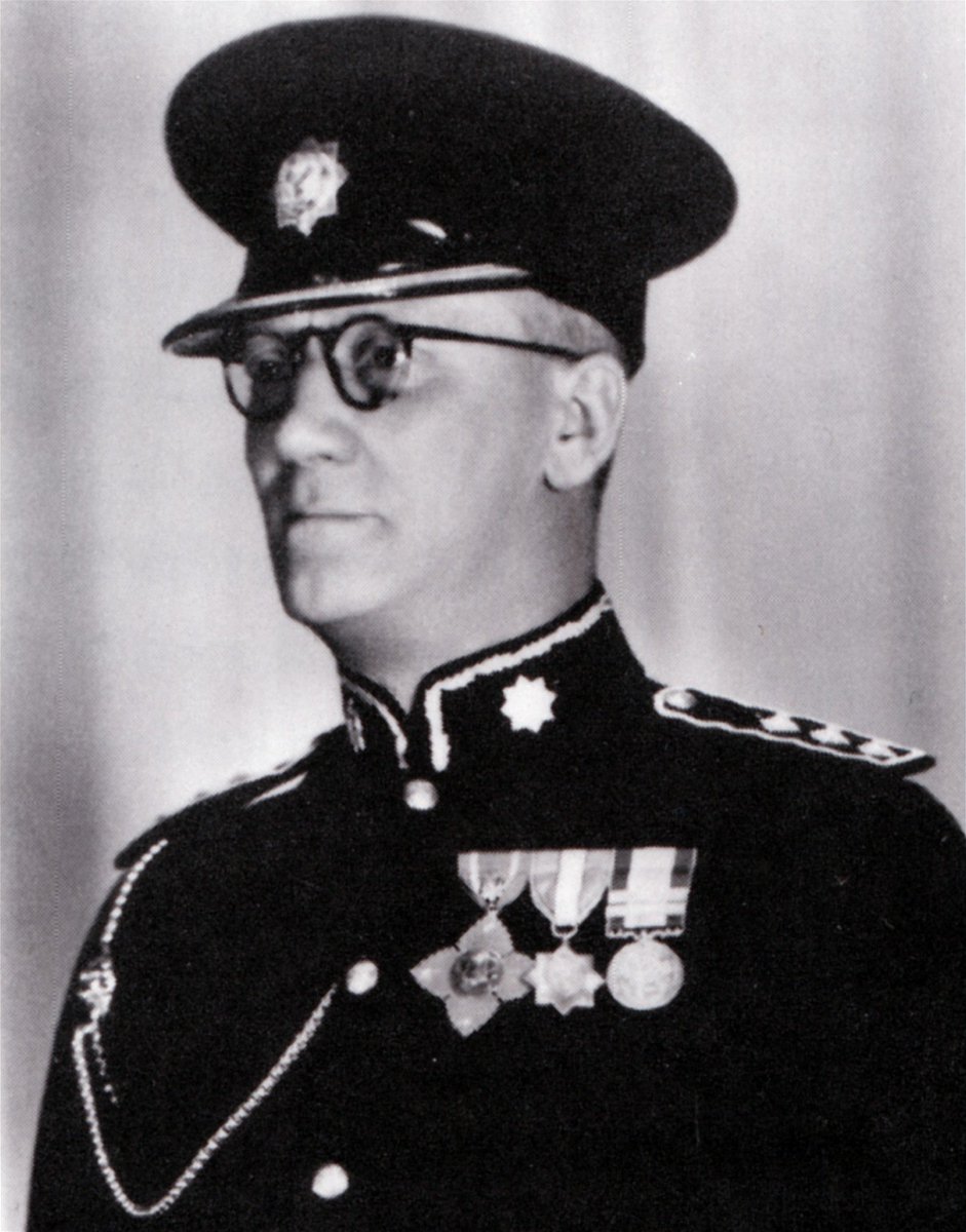Puxirepublic's tweet photo. 上海工部局巡捕房 （SMP）著名警官之 William E. Fairbairn ／CQC 之父
图为 Fairbairn 身着 SMP 警官制服意气风发的壮年照／图 3 为帽上的警徽 https://t.co/AERcXUnrWf