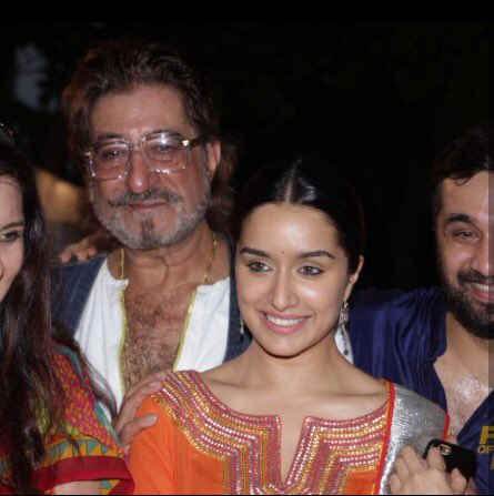 filmsofindia's tweet photo. Watch @ShraddhaKapoor with family!
#FilmsOfIndia #Films #Bollywood @ShaktiKapoor16 https://t.co/8bdUlt2tPF