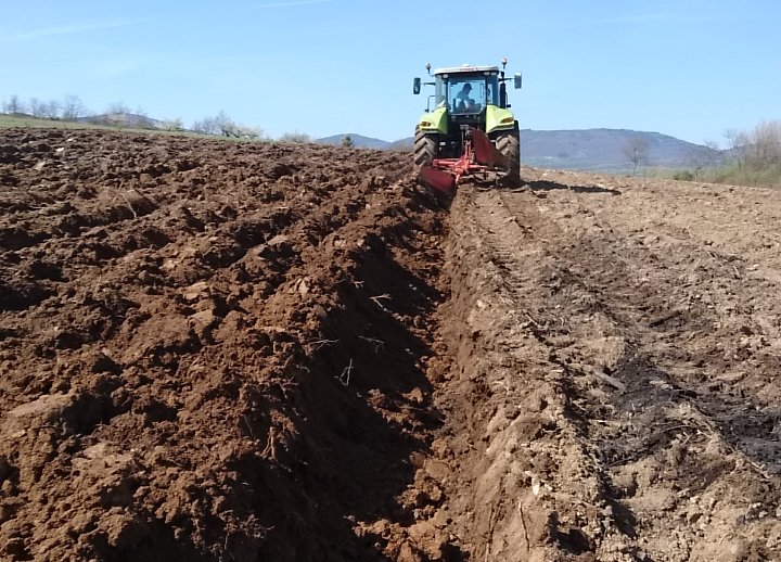 On prépare le terrain pour notre vin de pays #Marsanne à Bessey !
Restez à l'affut, la #plantation commencera le 10 avril 🍇
Pierre Gaillard