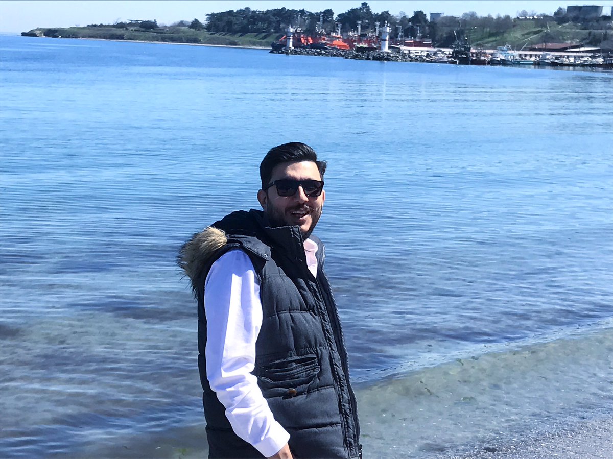 ErcehanGungor's tweet photo. Sahaya mı insek, Sahile mi? Böyle daha güzel olabilir... #sakallı #ercehan #gungor #E7Sakallı #SakallıE7 https://t.co/Zkrt3AXT2s