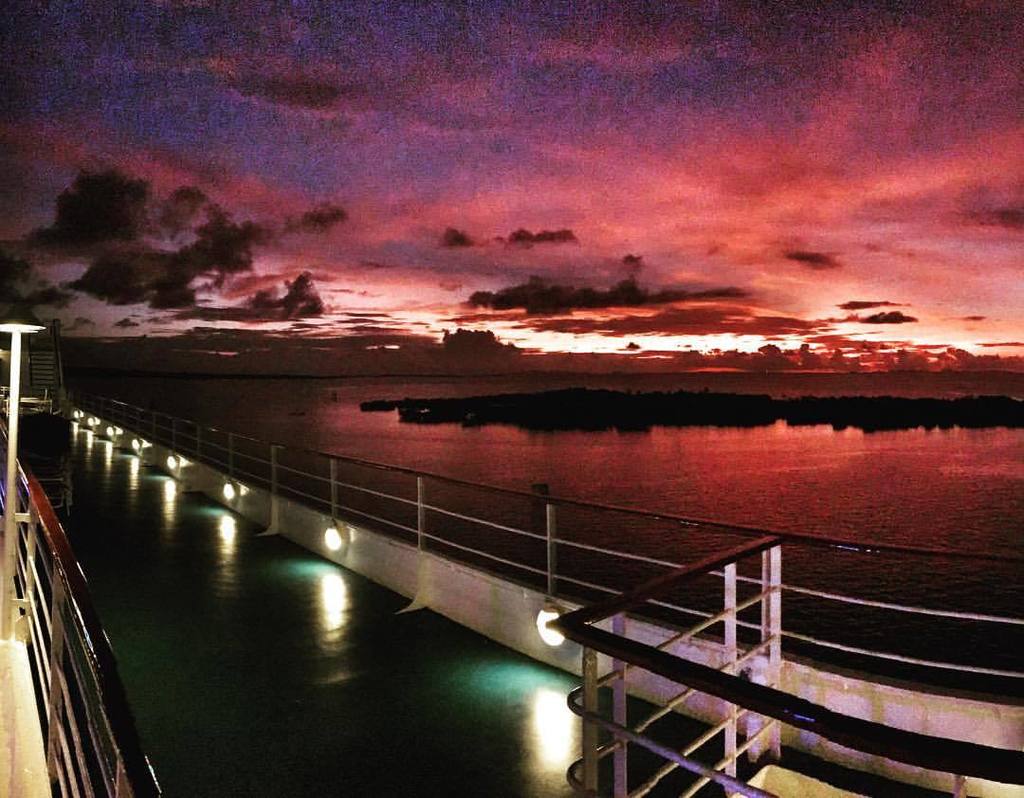 #Amazingsunset #sunset #beautiful #navigatetheworld #sevenseasnavigator #regent25 #RSSCSocialClub (at Lautoka, Fiji Islands)