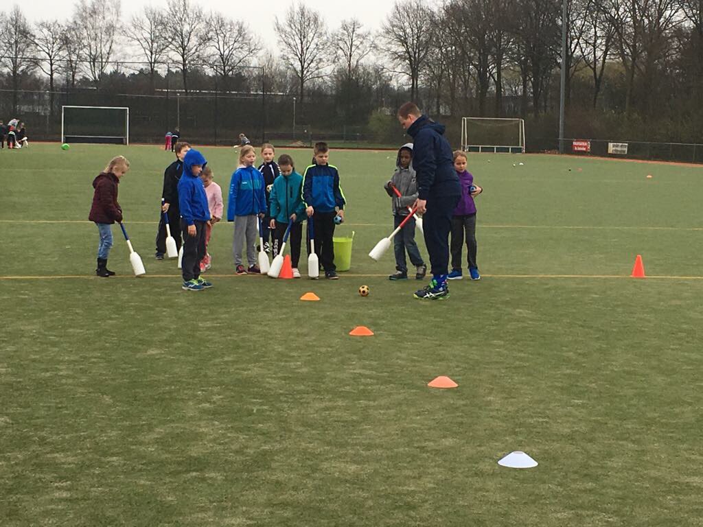 Gisteren heeft de Knotshockeyclinic van <a href="/MHCEmmen/">MHC Emmen</a> plaatsgevonden. Woensdag 5 april 2016 is het gemeentelijke toernooi, geef je nog snel op!