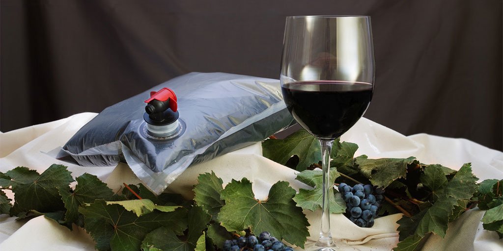 Producimos #baginbox para #vino. Un #baginbox de 3 lts es 48% más ligero que 4 botellas de #vidrio ow.ly/K7rx30aly8r