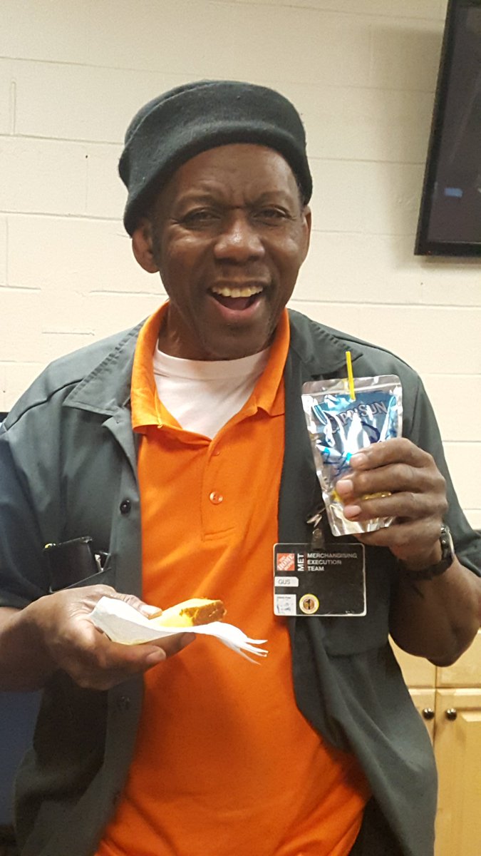 District28MET's tweet photo. #MET4109 celebrates #LemonChifffonDay Lemon treats on a sunny day @PaulSSchnell1 @LizMETRHRM @MORRIS_TEAM_MET @EMHDStore4109 @District28MET https://t.co/jGLGkfZAOR