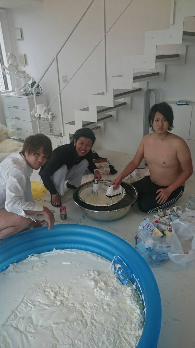 お桜おヒロ Pa Twitter 今だから載せれる写メ Goチャンネルを見た人ならわかる 生クリームをひたすら何時間もかけて作っている 通称 賢者タイム あ また意味が違うか まだ見てない人は下のhpから見てください Https T Co Tndtordl1n 大阪 ミナミ