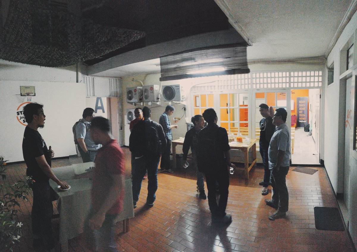 dailysocial's tweet image. That&apos;s it guys, #KamisKoding episode perdana sudah selesai nih

Sekarang lagi sesi networking sesama para developer nih 😄