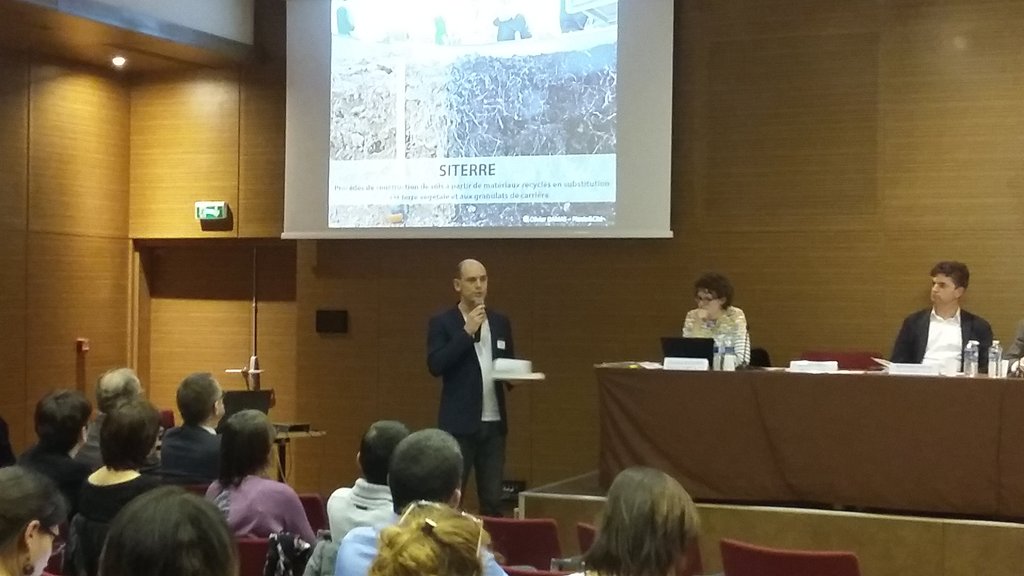 planteetcite's tweet photo. AG de Plante & Cité, O. Damas présente l'ouvrage 'créer des #sols fertiles' issu du programme #SITERRE https://t.co/0ExQ4q59W2