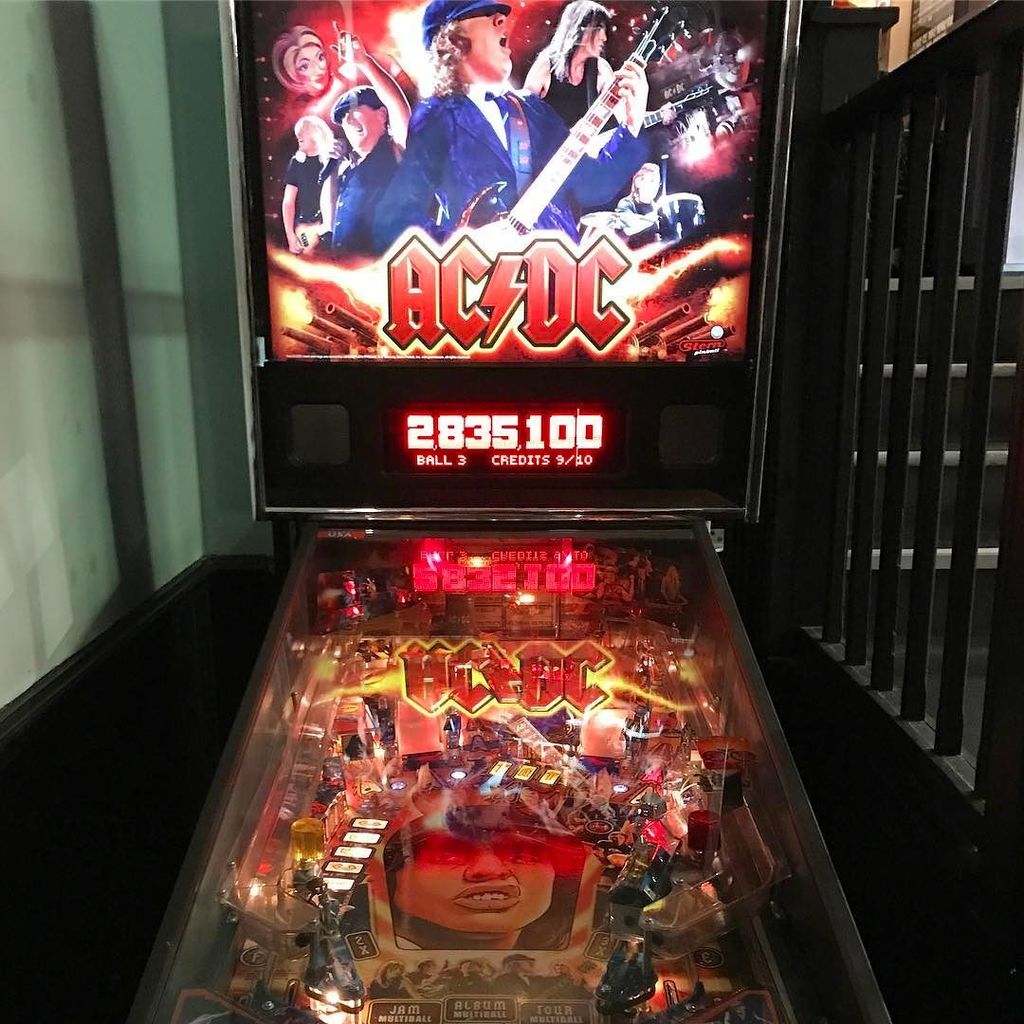 copperbrownUK's tweet photo. That moment when you walk into your local and they have the BEST PINBALL MACHINE EVER!!!!! 😜🎸😜🎸😜🎸😜 #pinball #pinba… https://t.co/uXPVt8P9V8 https://t.co/NzyyRpvLnB