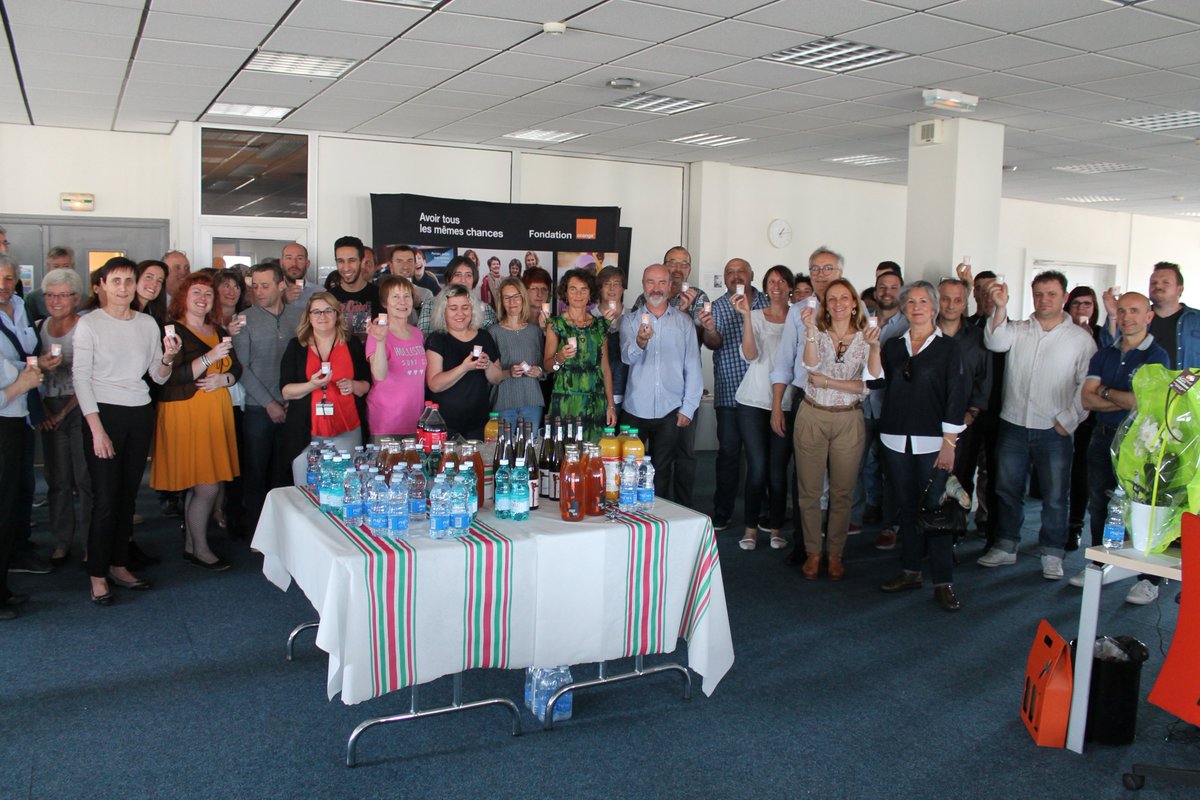 baujar's tweet photo. Le plateau d'#Anglet de l'Unité d'Assistance Technique d'#Orange uni pour célébrer les #30ans de la @FondationOrange. Mila esker ! https://t.co/CvU5HWnL5c
