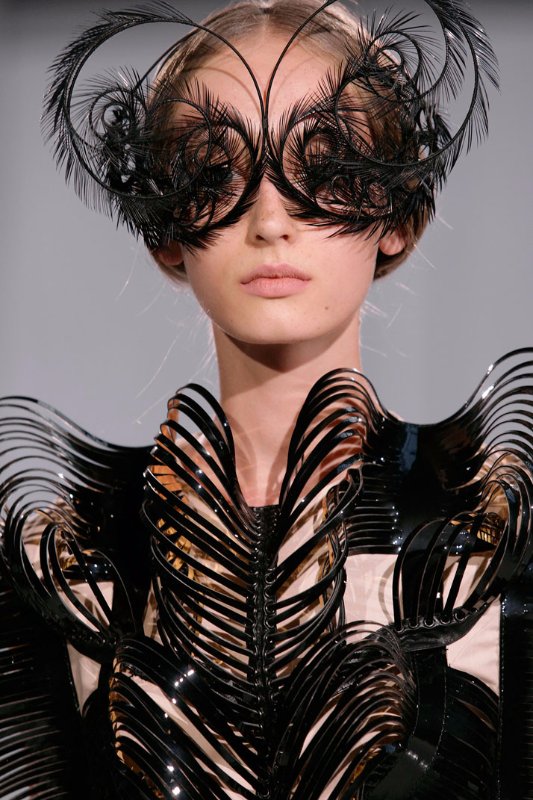See what happens when #Gothic style meets #sustainable fashion: ow.ly/sWK130agADj <a href="/titaniainglis/">Titania Inglis</a> <a href="/evbessar/">Ev Bessar</a> #irisvanherpen