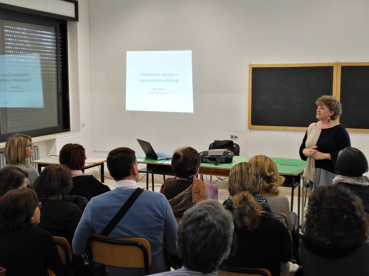 catalaniluigi's tweet image. @Ida_Leone al #Mediashow17: laboratorio per i docenti su cittadinanza digitale e responsabilità collettiva. #crapdetection #factchecking