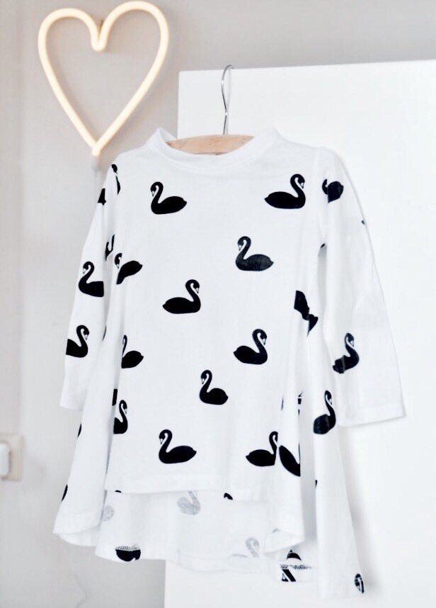 The Swan dress featured in guest piece on the Dutch blog mamasophakken.nl thank you @mamasophakken #deerone #gotscertifiedorganic