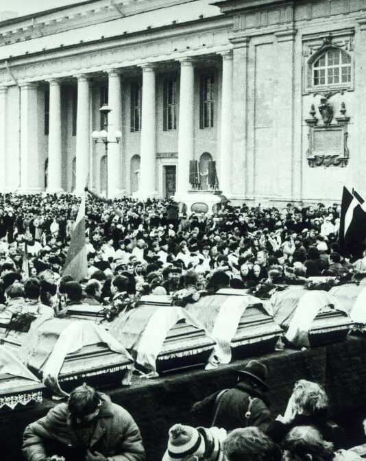 La #rivoluzione cantata.
Le repubbliche baltiche su Notabilia, in onda alle 15:00: bit.ly/2okbH5S

<a href="/ilMondoCont/">ilMondoContemporaneo</a> <a href="/studistorici/">Diacronie - Studi di Storia Contemporanea</a>