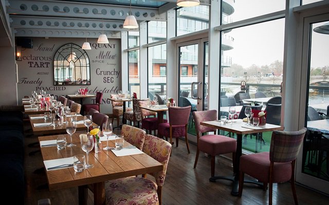SquareMeal's tweet photo. Watching @theboatraces on Sunday? Find some great places to eat and drink in the area using our guide to #Putney https://t.co/ujlUHjnWLY https://t.co/HleETM4Yyw