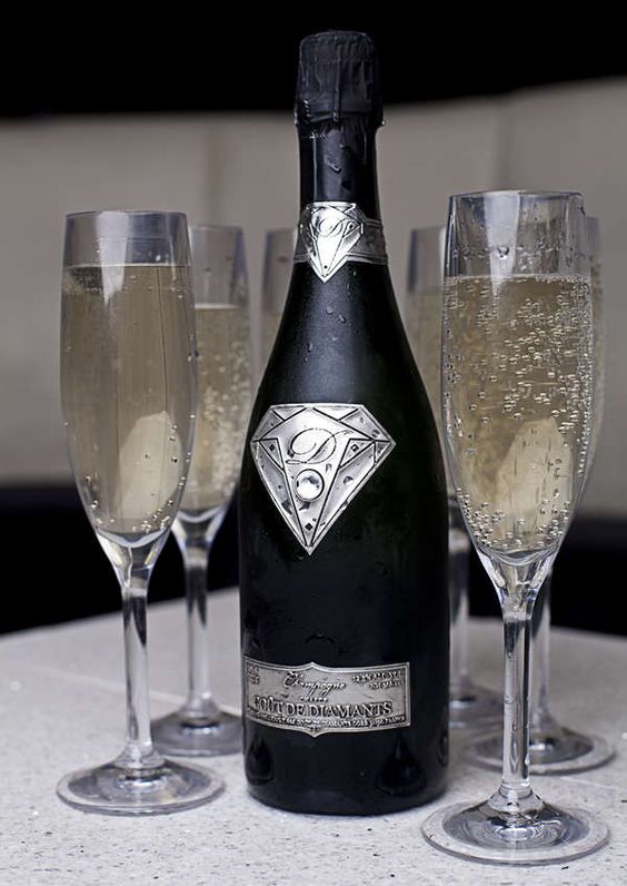 DISOUFENG_PUB's tweet photo. "Bring on the Bubbly*....."
#ChampagneThursdays Today ;)
#Entertainment:
#BucketPromo:
6 Pack @ R100 (Only before 21H00)
#FreeEntry https://t.co/7DimMMWcVJ