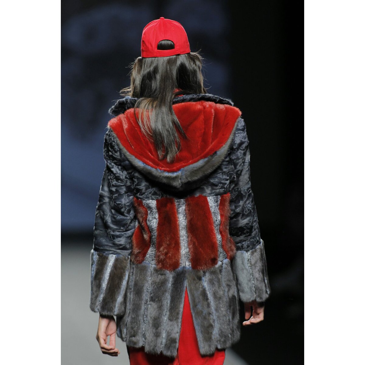 JesusLorenzoTW's tweet photo. Patchwork in red🔼#JesúsLorenzo #PeleteríaGroenlandia #streetstyle #wearfur #furforfun #furfashion #madeinspain https://t.co/rhzc96fFn7