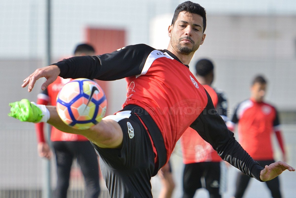 RayoVallecano's tweet photo. 📷⚪️🔴⚪️Finalizada la sesión de hoy del primer equipo de cara al #GironaRayo https://t.co/yD5yBONnPe