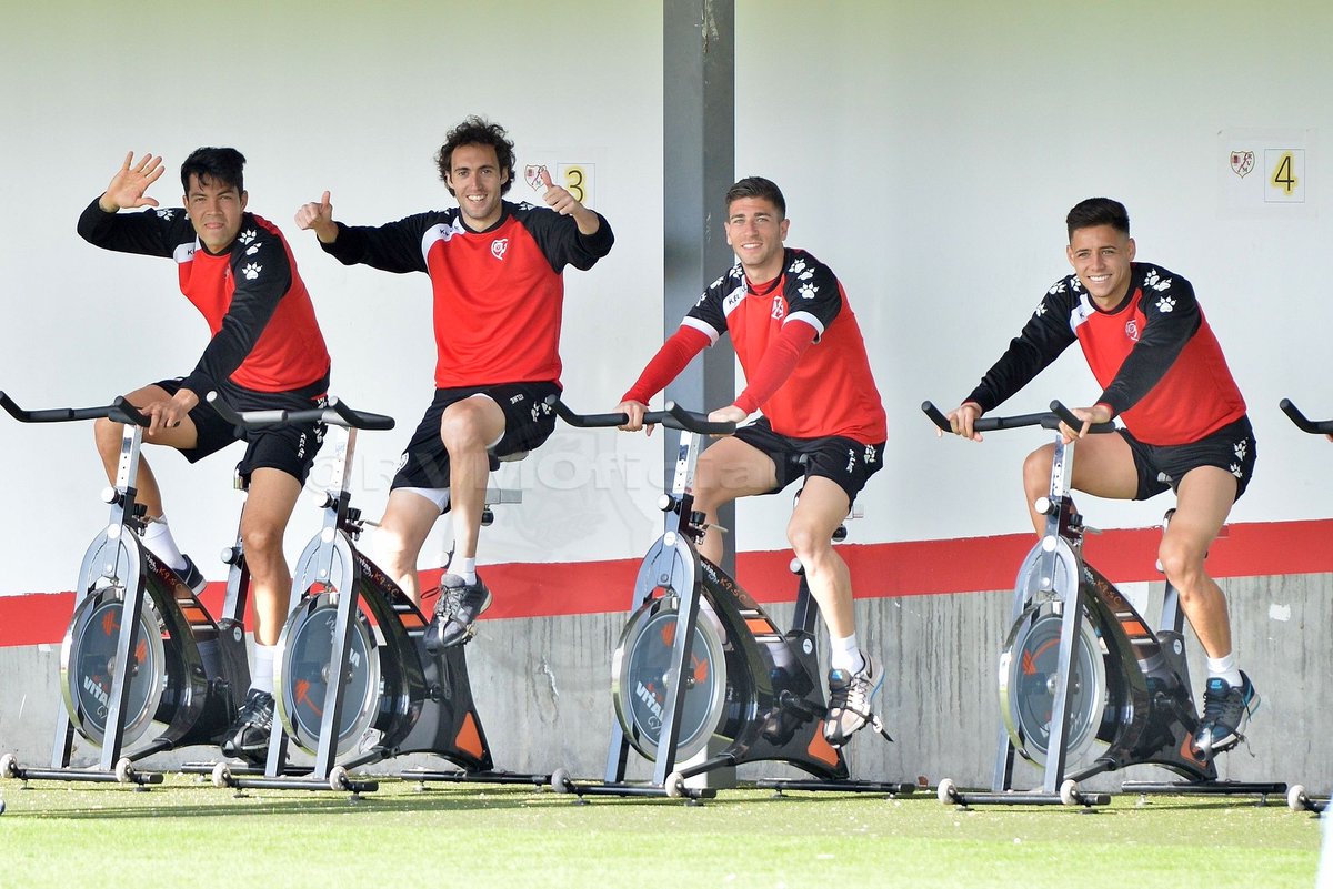 RayoVallecano's tweet photo. 📷⚪️🔴⚪️Finalizada la sesión de hoy del primer equipo de cara al #GironaRayo https://t.co/yD5yBONnPe