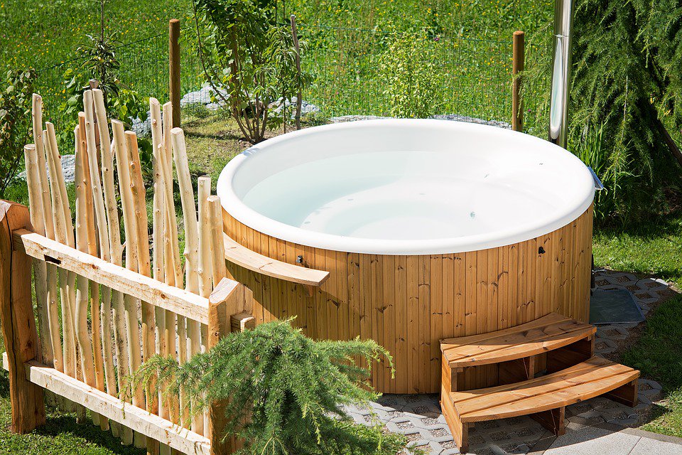 Heeft u ruimte over in de tuin? Denk dan eens aan een hot tub! Een heerlijke manier om te ontspannen. #tuin #hottub #inspiratie