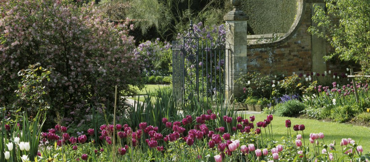 Stunning Hidcote Manor in Gloucestershire, the inspiration for our popular paving range.  Learn more: ow.ly/K8wZ30ahEwi #cotswolds