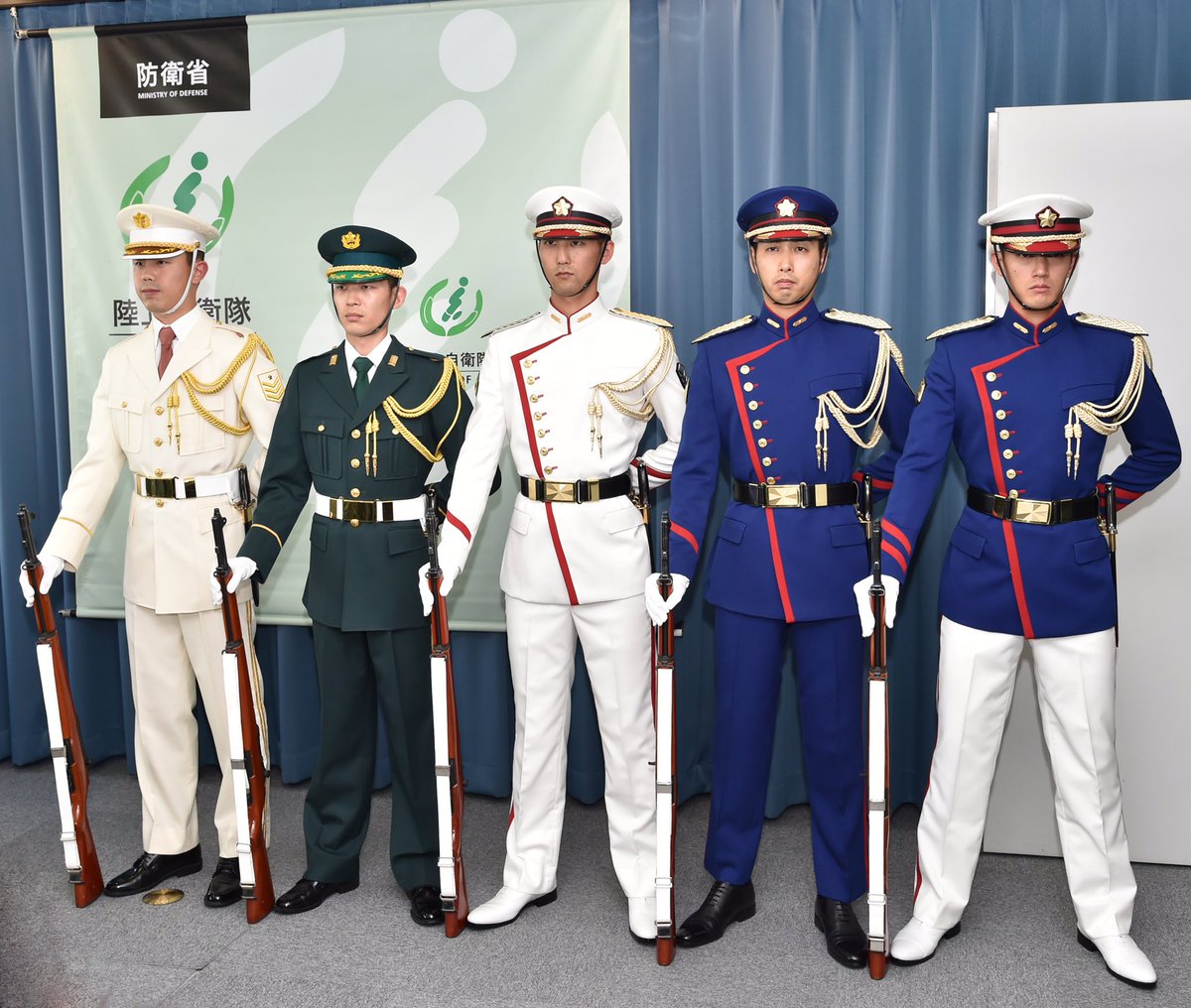 Pla解放軍制服bot Na Twitterze 陸上自衛隊の儀じょう隊礼服 演奏服 が変わったようなので 中国と並べて見ました T Co 4pwnuqe29z