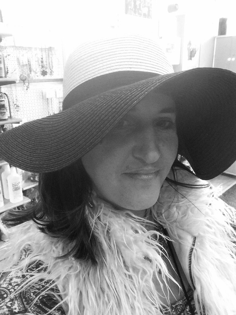 DeliaCazzato's tweet photo. Ooh I've travelled back in time ooh groovy 70s #FabModel at @OxfamPinner #Hats #Jackets 💁🏻💁🏻💁🏻 https://t.co/RY2mme2SOm