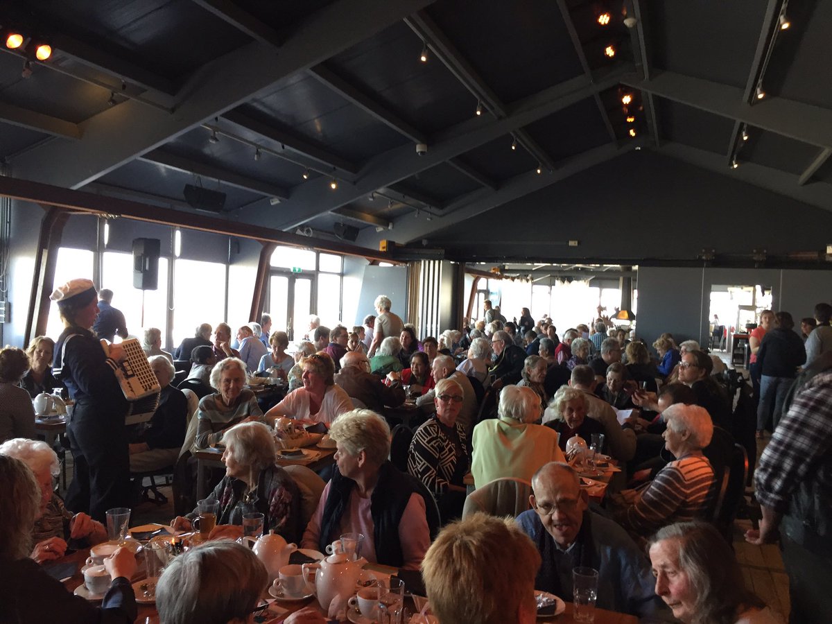 AmstelrWijkzorg's tweet photo. Start nieuwe traditie: de Wijkzorg Instuif. Met ruim 120 cliënten vieren we een feestje op het strand, gewoon omdat het kan. En leuk is https://t.co/mKYgloJANw