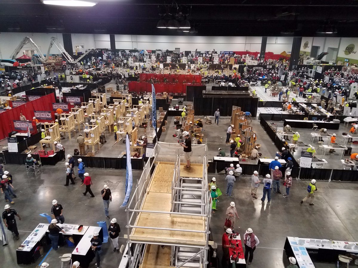 LamarYoung16's tweet photo. 2017 #CareerExpo #Grady students interacted with over 300 employers in the tech/vocational field.
@atlsu @APSGradyKnights @GradyHighSchoo1 https://t.co/Qts9bsLj98
