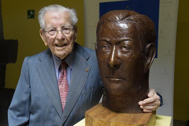 laprovincia_es's tweet photo. ÚLTIMA HORA | Fallece a los 98 años el historiador Antonio de Bèthencourt Massieu. https://t.co/qsi7B4KWy2 #PremioCanarias https://t.co/0QptrC0GLL