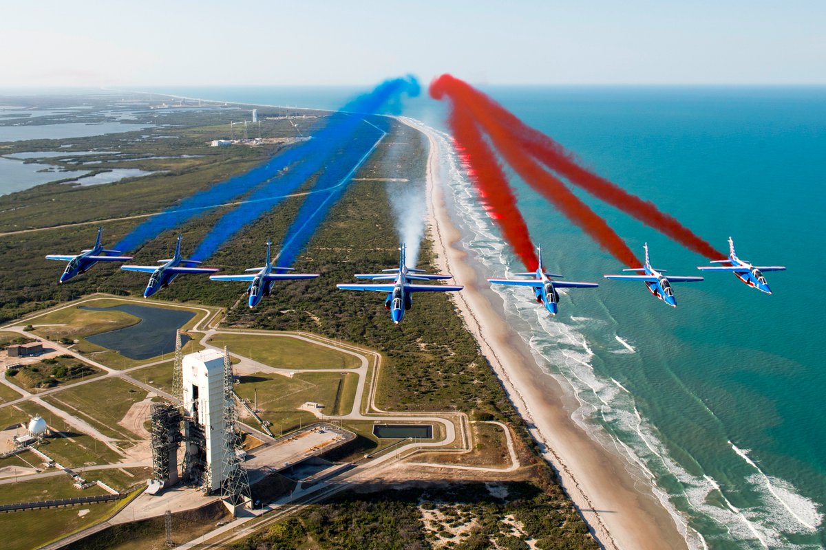 DefensAero's tweet image. French Aerobatic Team @PAFofficiel over Cape Canaveral Air Force Station (CCAFS).

© SIRPA Air / @Armee_de_lair