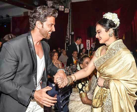HrfcKolkata's tweet photo. @iHrithik with #Rekha ji, Alia at #HELLOHallOfFame Awards https://t.co/TNCuCL8CGA