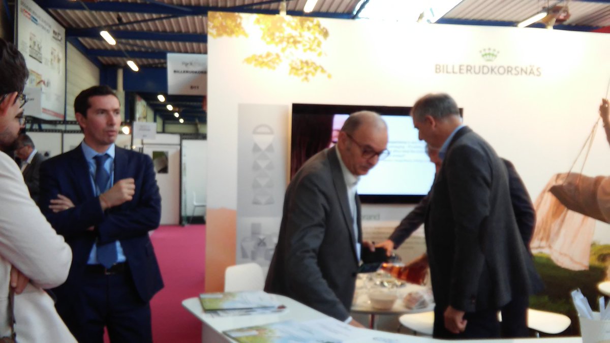 creactions's tweet photo. #PackAndSpirit cheers ! santé ! #tasting #champagne Damien-Buffet @champagneDBSacy démarre stand @BillerudKorsnas https://t.co/p794E43vJo