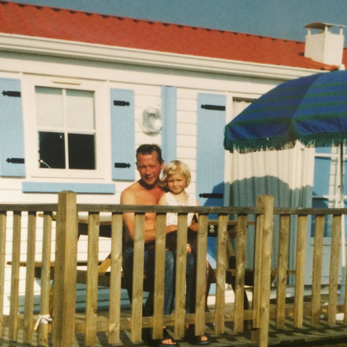 huhnikki's tweet photo. 🌹 papa. ik mis je nu al. vanaf nu lach ik voor ons allebei. 🌹 https://t.co/e3C2MN2OEq