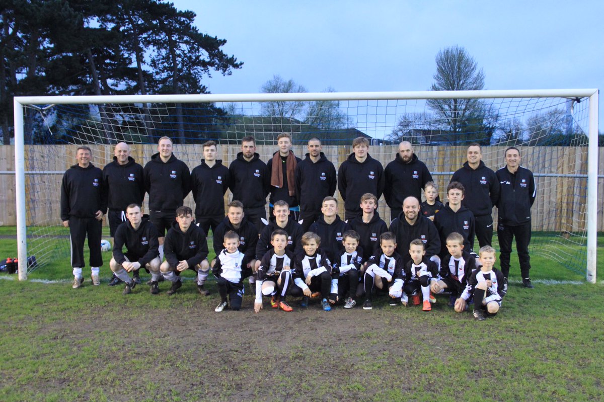 @UpthetreeFc great picture of a great team. Great mascots too!