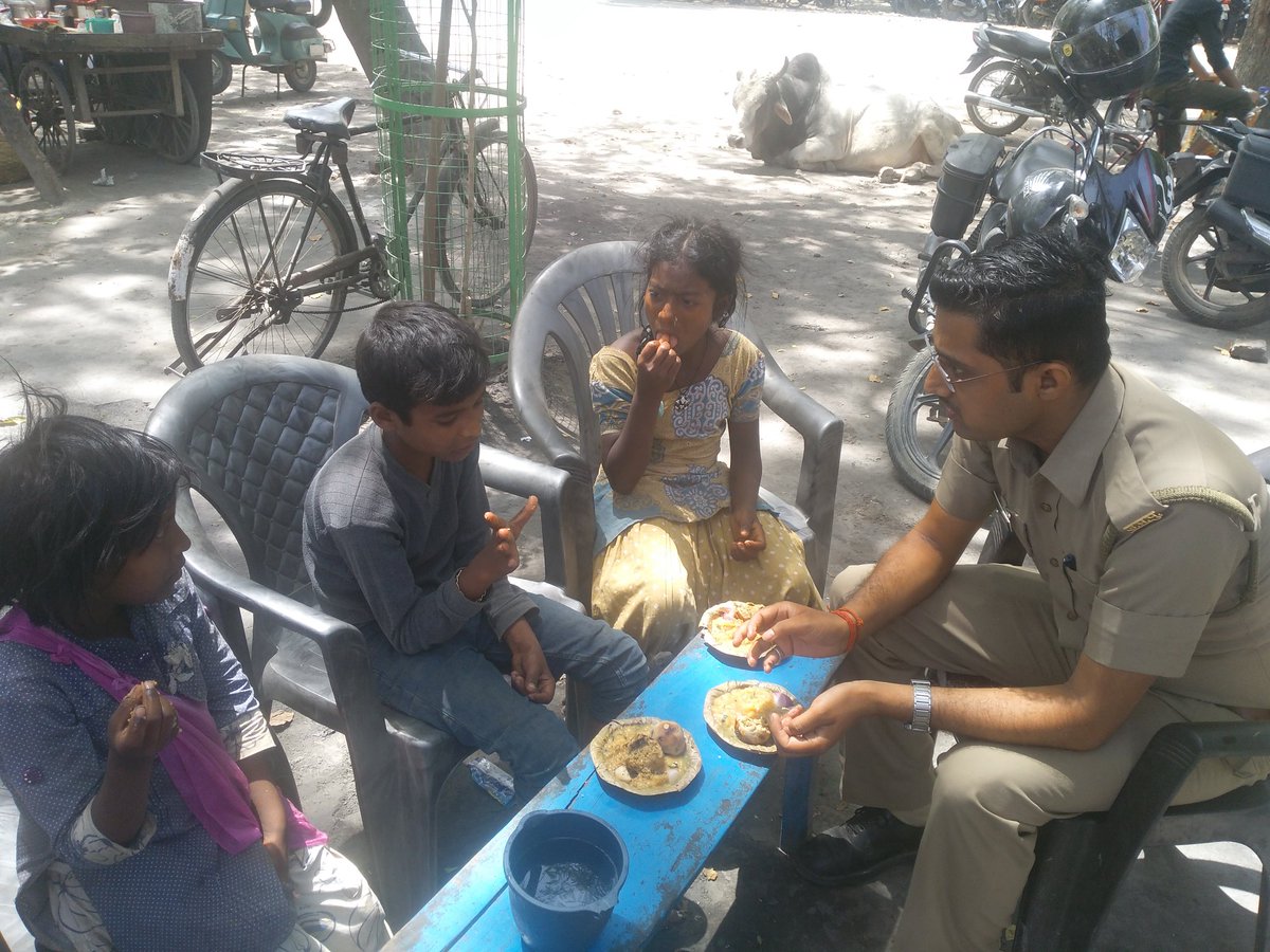 Raj_1516's tweet image. please retweet, सलाम ऐसी यूपी पुलिस को,जो ड्यूटी के साथ साथ करती है मानव सेवा, DIG range alld,मे नियुक्त है ये जवान, @Asinidhi  @Uppolice